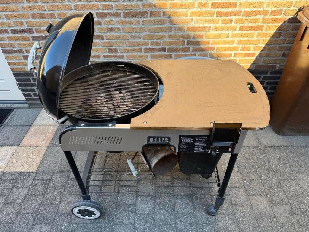 Weber BBQ 58 cm met tafel op wieltjes., Tuin en Terras, Houtskoolbarbecues, Ophalen, Gebruikt, Met accessoires