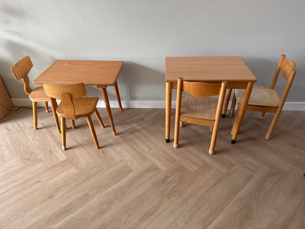 Twee houten kindertafels met stoeltjes, Ophalen, Gebruikt, Vierkant, Tot twee personen