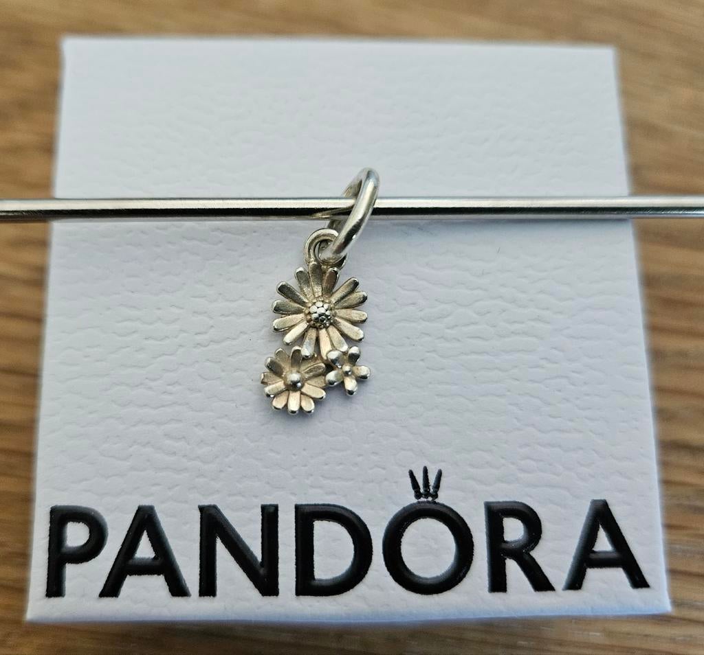 Pandora bedel zilveren bloemen madeliefjes NIEUW, Sieraden, Tassen en Uiterlijk, Bedels, Ophalen, Pandora, Nieuw, 1 bedel