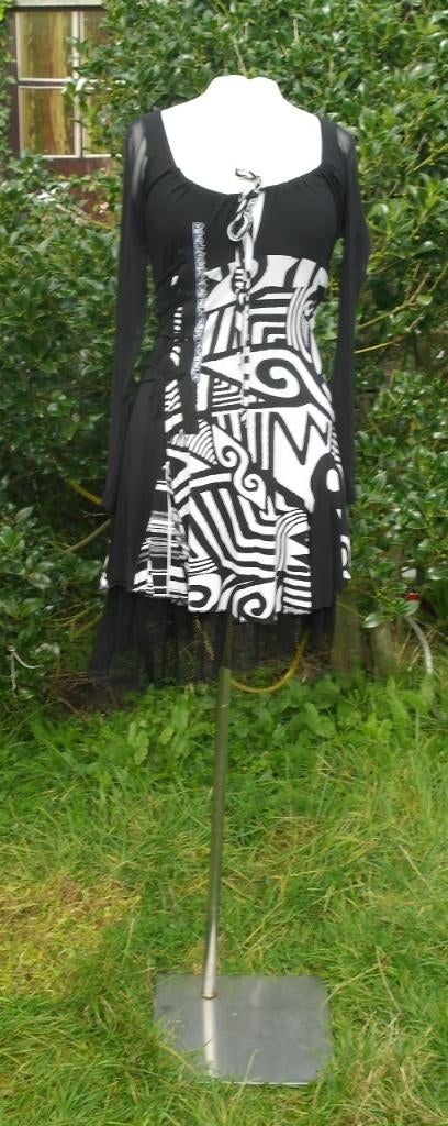 NIEUW gaaf jurkje, mt. S/M, zwart met een witte print, ., Zwart, Nieuw, Ophalen of Verzenden