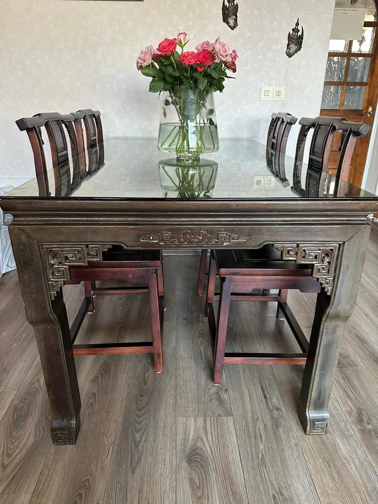 Mooie Chinese eethoek met houtsnijwerk en glasplaat., Antiek en Kunst, Antiek | Meubels | Stoelen en Banken, Ophalen