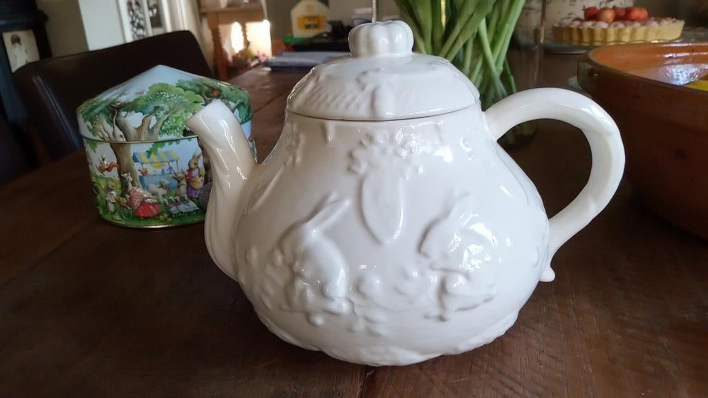 Bordallo Pinheiro theepot vintage met konijntjes en fruit, Ophalen of Verzenden