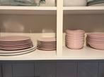 Compleet roze IKEA servies en glazen set, Gebruikt, Keramiek, Ophalen of Verzenden, Effen