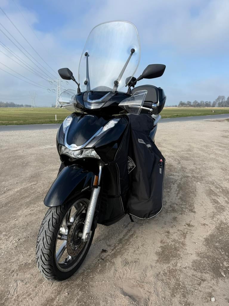 Honda SH 350 - Bouwjaar 2023 - Volledig onderhouden, Motoren, Particulier, Scooter, 330 cc