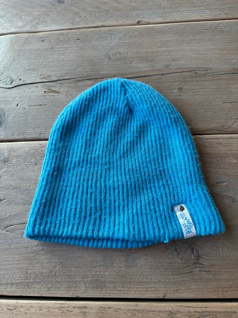 Blue Tomato Blauwe gebreide muts met Blueberry-logo, Ophalen of Verzenden, Zo goed als nieuw, Maat 38/40 (M), Muts