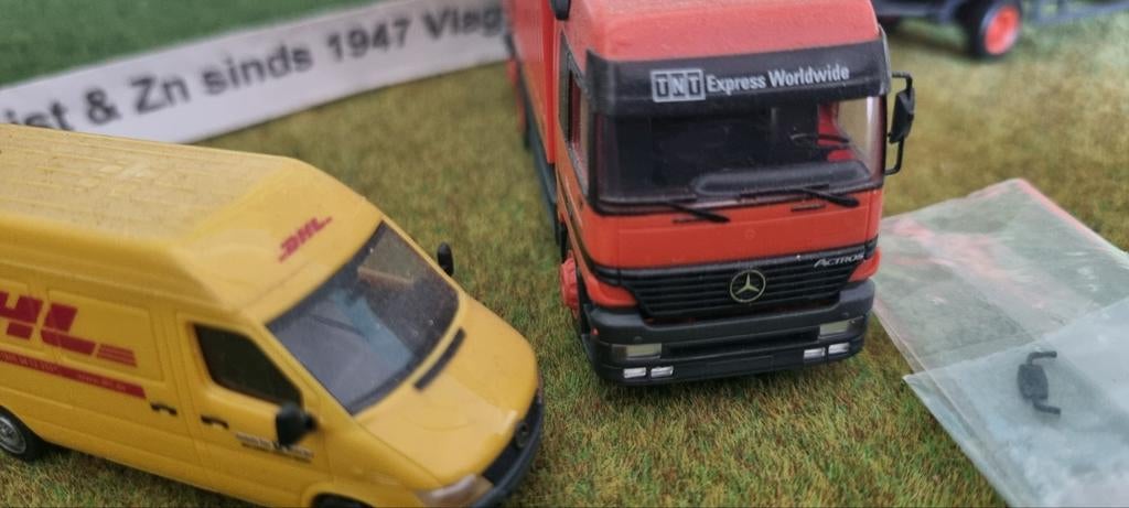 Herpa DHL + TNT 1/87 HO, Ophalen of Verzenden, Zo goed als nieuw, Bus of Vrachtwagen, Herpa