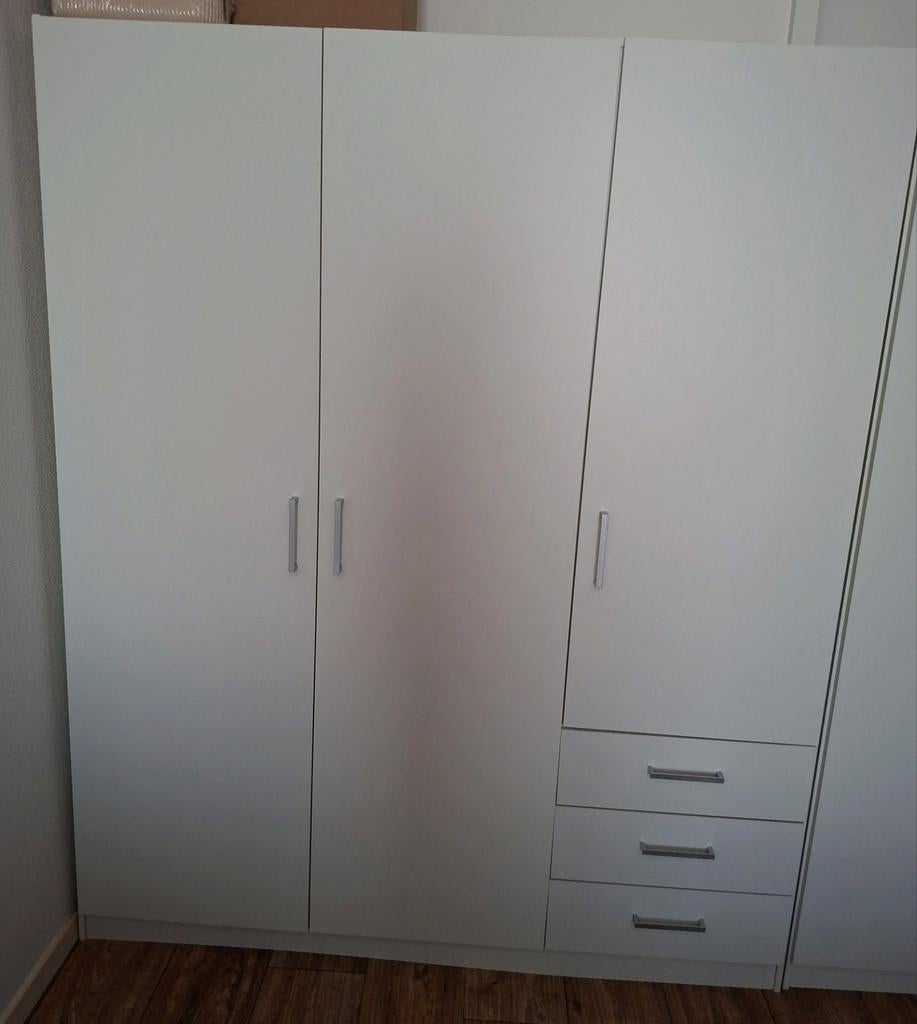 Kledingkast 3 deurs., Huis en Inrichting, Kasten | Kledingkasten, 100 tot 150 cm, 200 cm of meer, Zo goed als nieuw, Overige houtsoorten