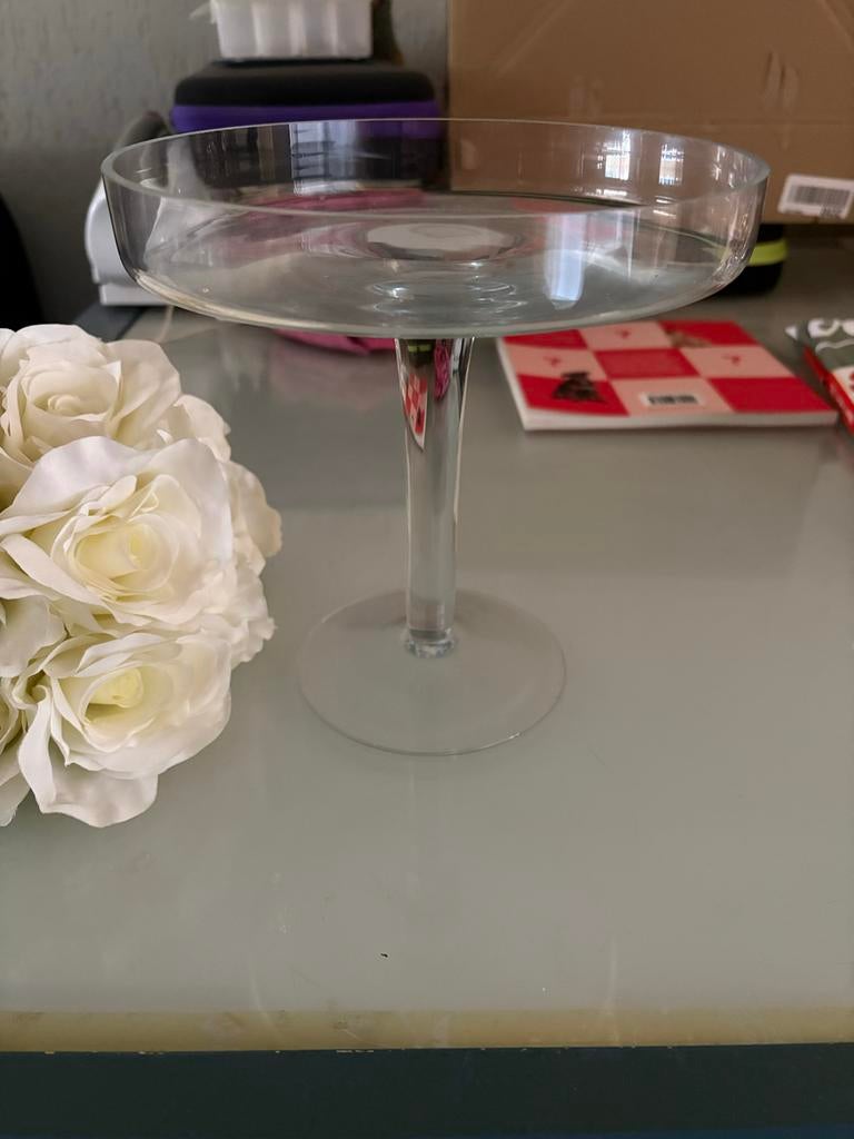 Glazen schaal op voet - Elegant en veelzijdig, Huis en Inrichting, Woonaccessoires | Schalen en Manden, Schaal, Rond, Ophalen of Verzenden