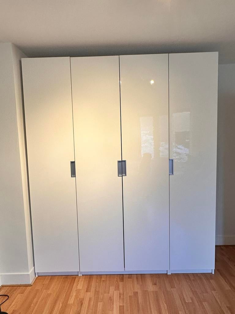 Witte kledingkast 200x 235 met 4 deuren en veel opbergruimte, Ophalen of Verzenden, Zo goed als nieuw, Wit