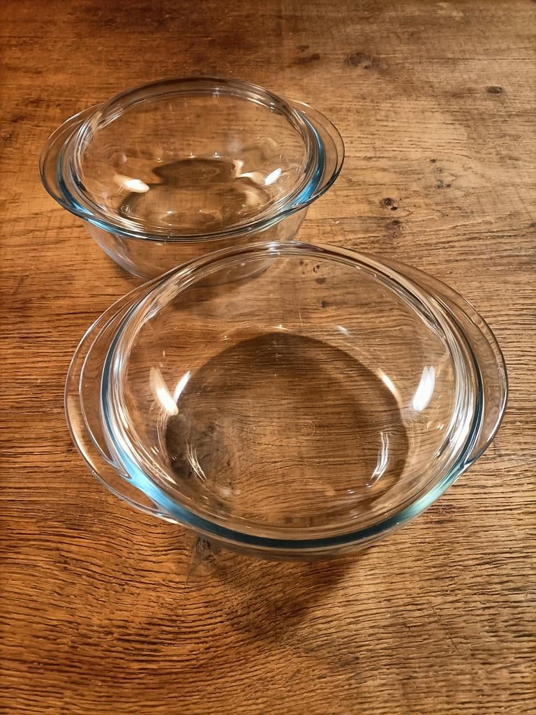 2 nieuwe ronde glazen pyrex ovenschalen met deksel., Huis en Inrichting, Ophalen, Nieuw