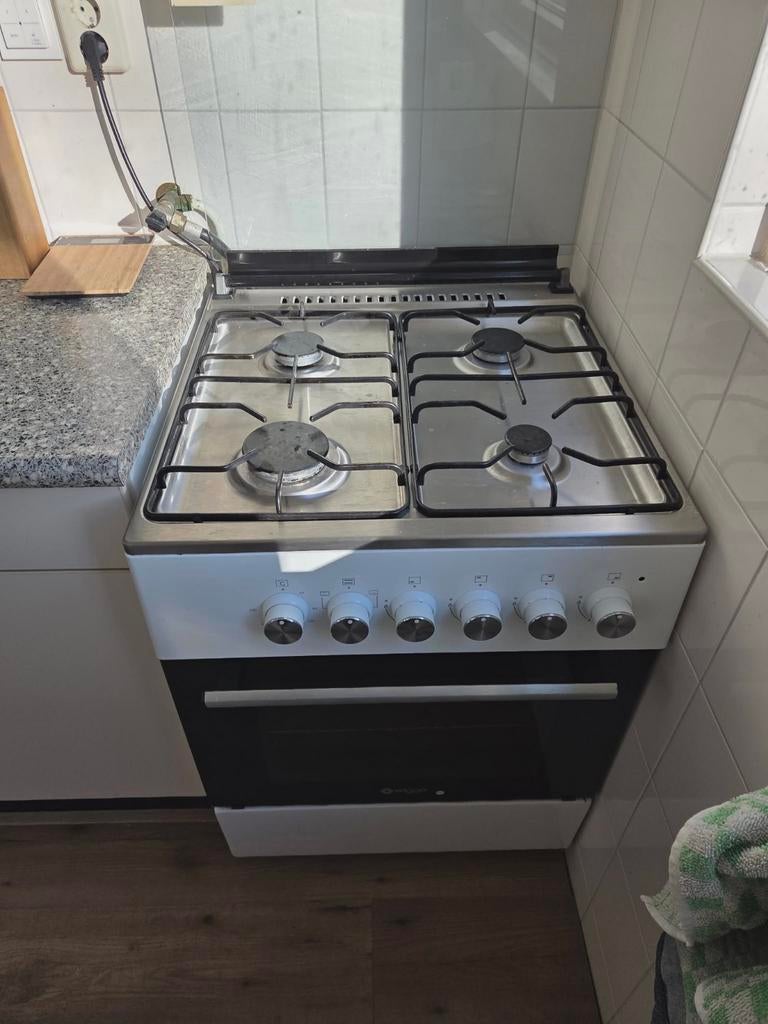 Gasfornuis met oven en glazen afdekplaat - 3 jaar oud, Zo goed als nieuw, Gas, Vrijstaand, 85 tot 90 cm