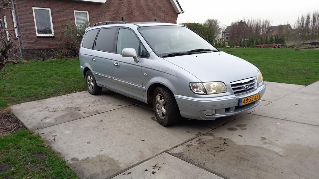 Hyundai Trajet 2.0 AUT 2006 Grijs weinig KM, Auto's, Hyundai, 1800 kg, 4 cilinders, 700 kg, 7 stoelen