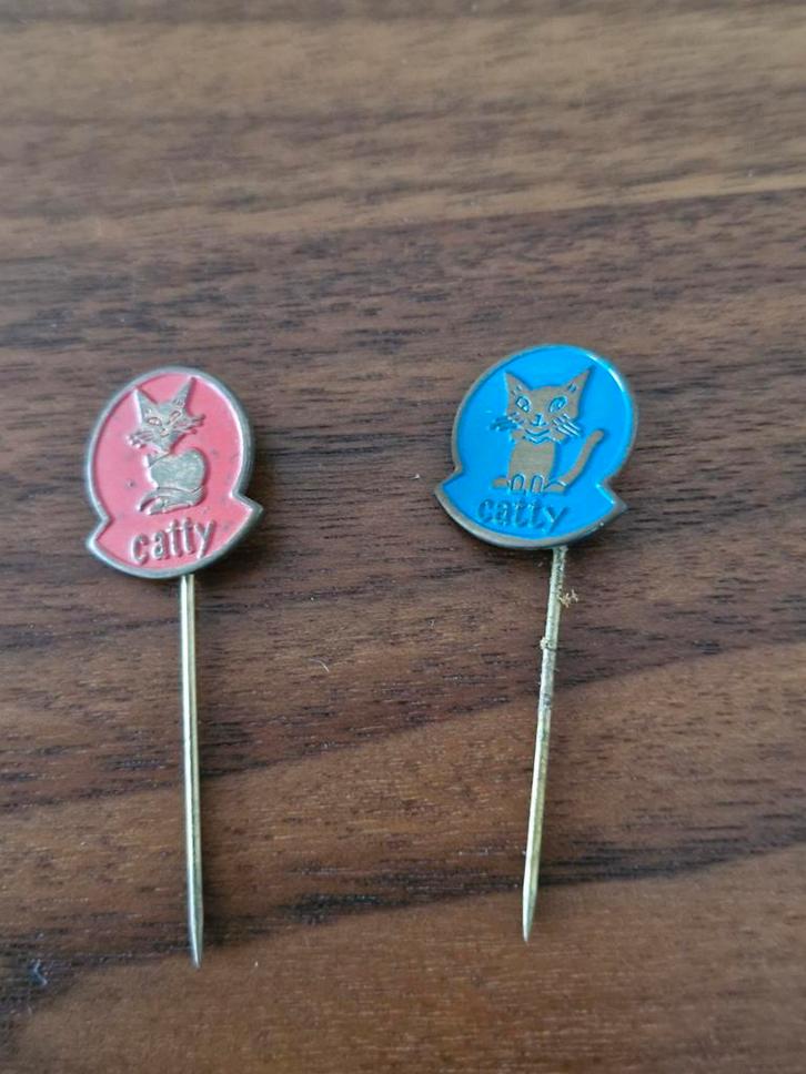 552 Vintage Catty Speldjes - Rood en Blauw Katten Pin, Verzamelen, Speldjes, Pins en Buttons, Gebruikt, Speldje of Pin, Dier of Natuur