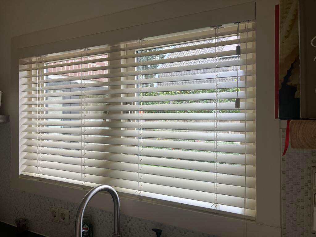 Houten jaloezieën 50 mm Multisol creme, Ophalen, Zo goed als nieuw, Crème, 100 tot 150 cm