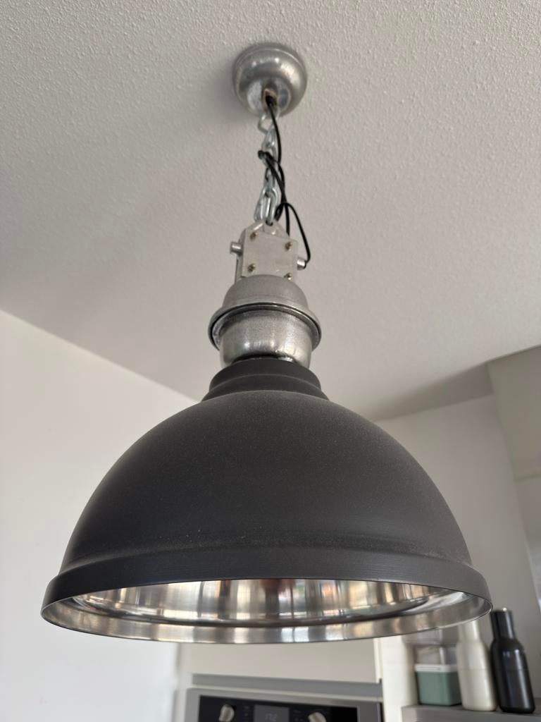 Twee industriële hanglampen, Huis en Inrichting, Lampen | Hanglampen, Ophalen, Gebruikt, Metaal, Minder dan 50 cm