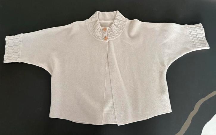 Beige vestje met gouden knopen NIEUW!!, Kleding | Dames, Truien en Vesten, Zo goed als nieuw, Maat 38/40 (M), Beige, Ophalen of Verzenden