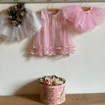 Kleding met tule, hoedendoos, kransen *tres jolie Duiven*, Antiek en Kunst, Antiek | Kleding en Accessoires, Verzenden