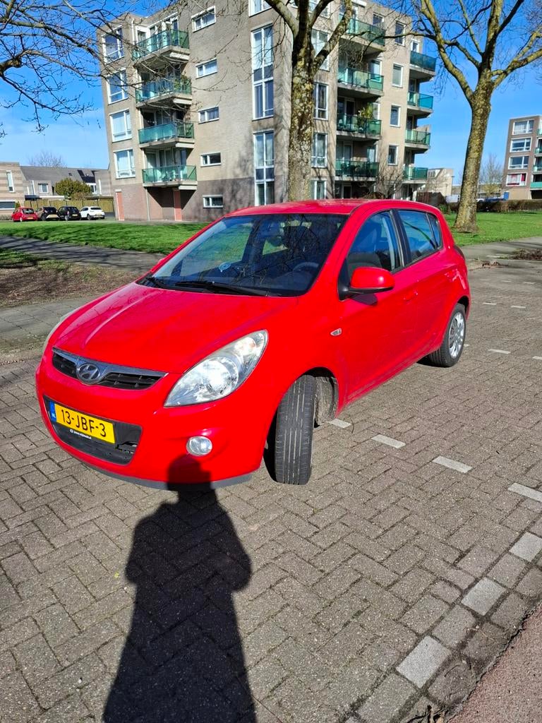 Hyundai i20 1.2 5-DRS 2009 Rood, 4 cilinders, Origineel Nederlands, Handgeschakeld, 19 km/l