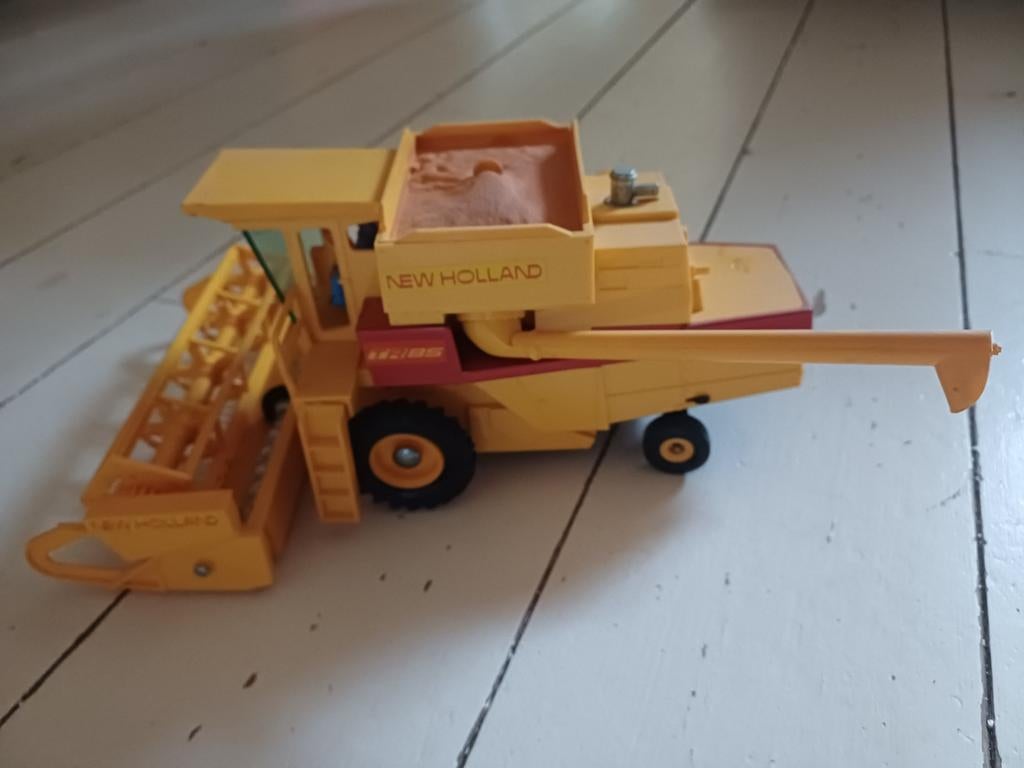 Landbouwmachine miniatuur New Holland TR85, Ophalen of Verzenden, Tractor of Landbouw, Overige merken