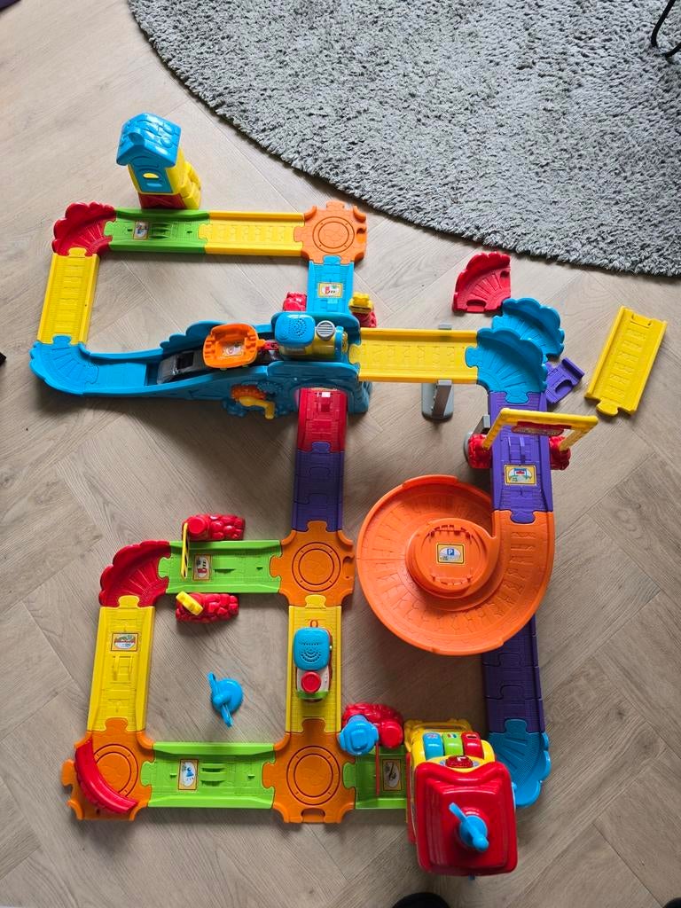 Toet Toet Treinstation met treinbaan en 2 treinen, Ophalen of Verzenden, Gebruikt