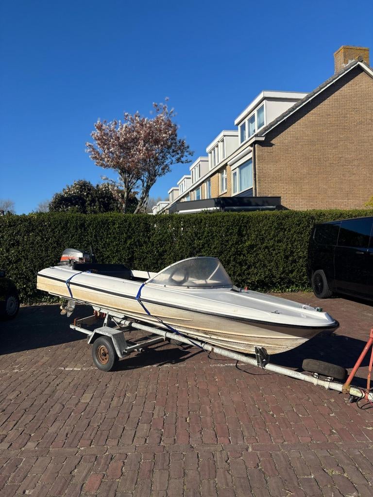Kleine speedboot met buitenboordmotor en trailer, Watersport en Boten, Ophalen of Verzenden, Gebruikt