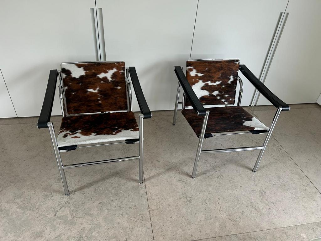 2 x Originele Lc1 Cassina Ponyskin showmodellen LP € 3.401,-, Info@micheldethouars.nl, 9723 CA, 50 tot 75 cm, Cassina