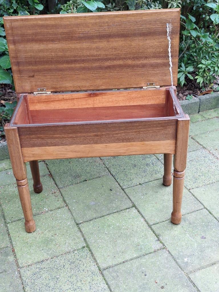 Houten bijzettafeltje met klep, Ophalen