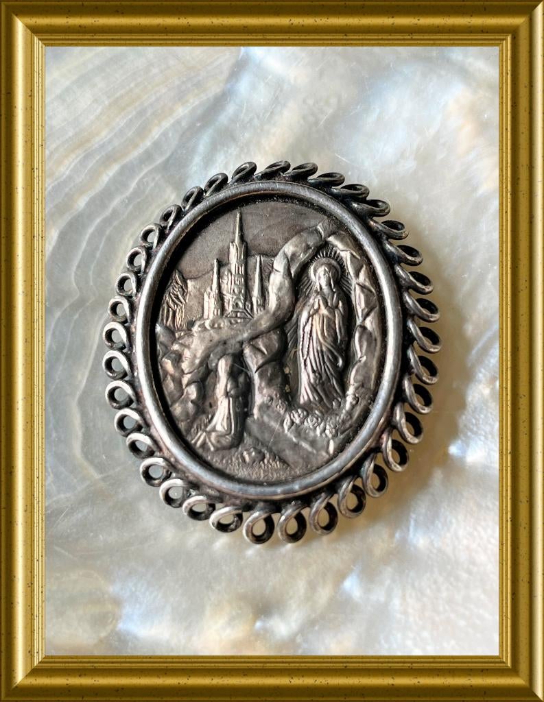 Oude Maria Lourdes broche, Sieraden, Tassen en Uiterlijk, Antieke sieraden, Ophalen of Verzenden, Overige materialen, Broche