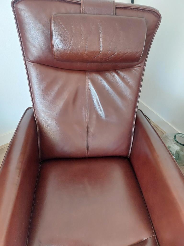 Nieuwe sta-op stoel, bruin leer, ideaal voor aderen, Modern, Comfort, Nieuw, Ophalen of Verzenden, 75 tot 100 cm