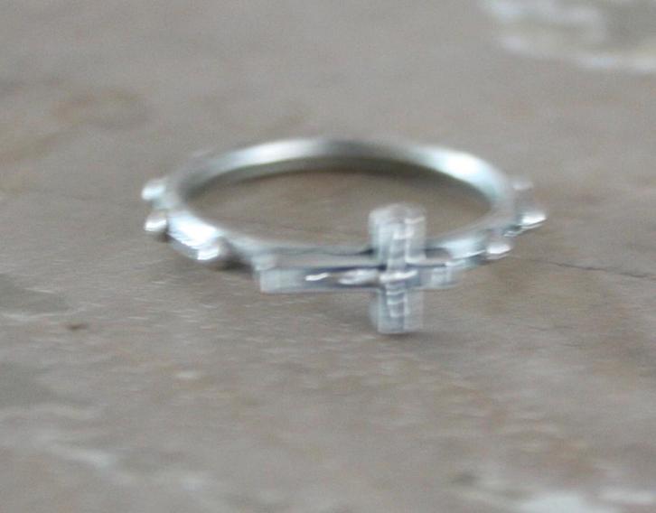 zilverkleurige ring met kruis afbeelding, Sieraden, Tassen en Uiterlijk, Ringen, Gebruikt, Zilver, Zilver, Ophalen of Verzenden