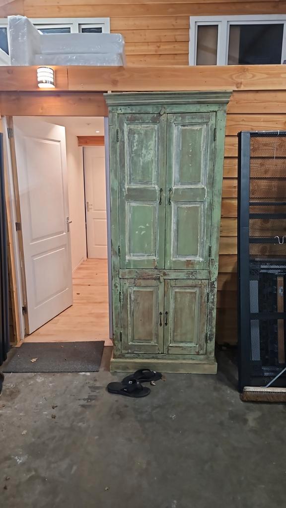Unieke Retro Kast - Groen met doorleefde look, Antiek en Kunst, Antiek | Meubels | Kasten, Ophalen of Verzenden