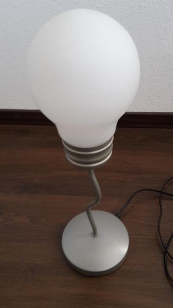 Tafel lamp 'peer' model zilverkleurig in prima staat,te koop beschikbaar voor biedingen