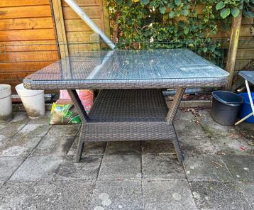Stevige kunststof tuintafel met glasplaat – 118 x 70 cm beschikbaar voor biedingen