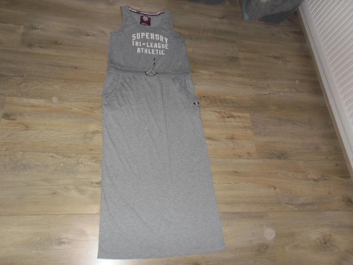 Superdry Lange Grijze Jurk Maat XL, Kleding | Dames, Jurken, Zo goed als nieuw, Maat 46/48 (XL) of groter, Grijs, Onder de knie