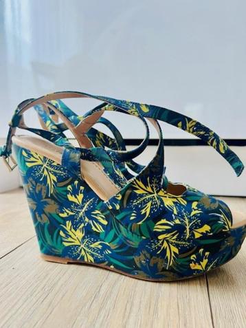 Zara Wedge Floral Sandals beschikbaar voor biedingen