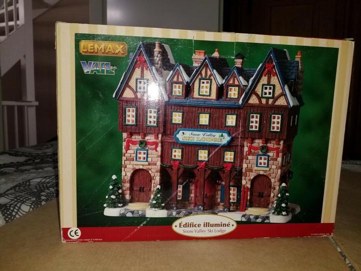 lemax facades snow valley ski lodge  95834 2009/2011 retired, Diversen, Kerst, Zo goed als nieuw, Ophalen of Verzenden