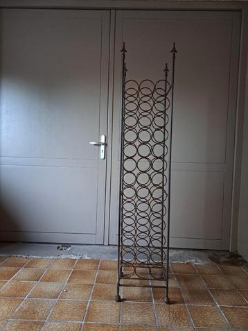 Metalen wijnrek voor 39 flessen beschikbaar voor biedingen