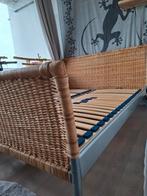 Ijzeren bedframe, houten latten,rieten bedeinde, Ophalen