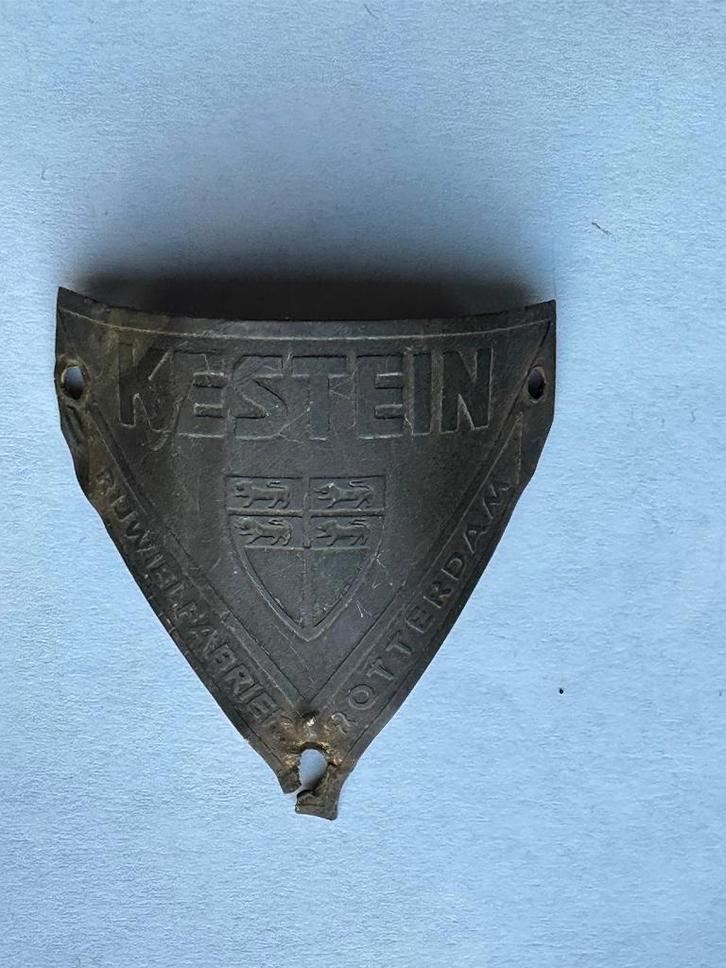 Stokoud balhoofdplaatje Kestein Rotterdam. Balhoofd plaatje., Verzamelen, Merken en Reclamevoorwerpen, Gebruikt, Gebruiksvoorwerp