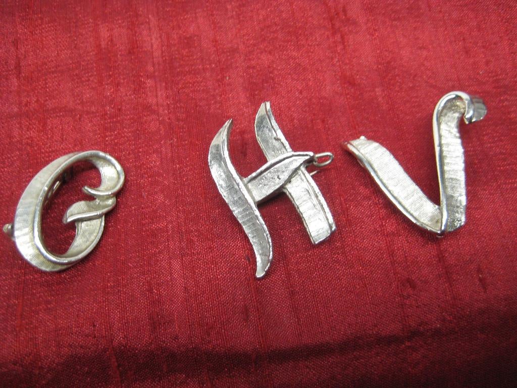 VINTAGE MONOGRAM BROCHE, Sieraden, Tassen en Uiterlijk, Antieke sieraden, Ophalen of Verzenden, Overige materialen, Broche
