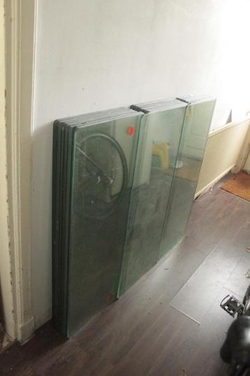 40 Glas platen beschikbaar voor biedingen