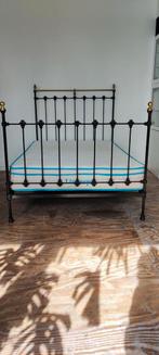 Antiek ijzeren bed met gouden details, Huis en Inrichting, Slaapkamer | Bedden, Antiek, Gebruikt, Eenpersoons, Zwart