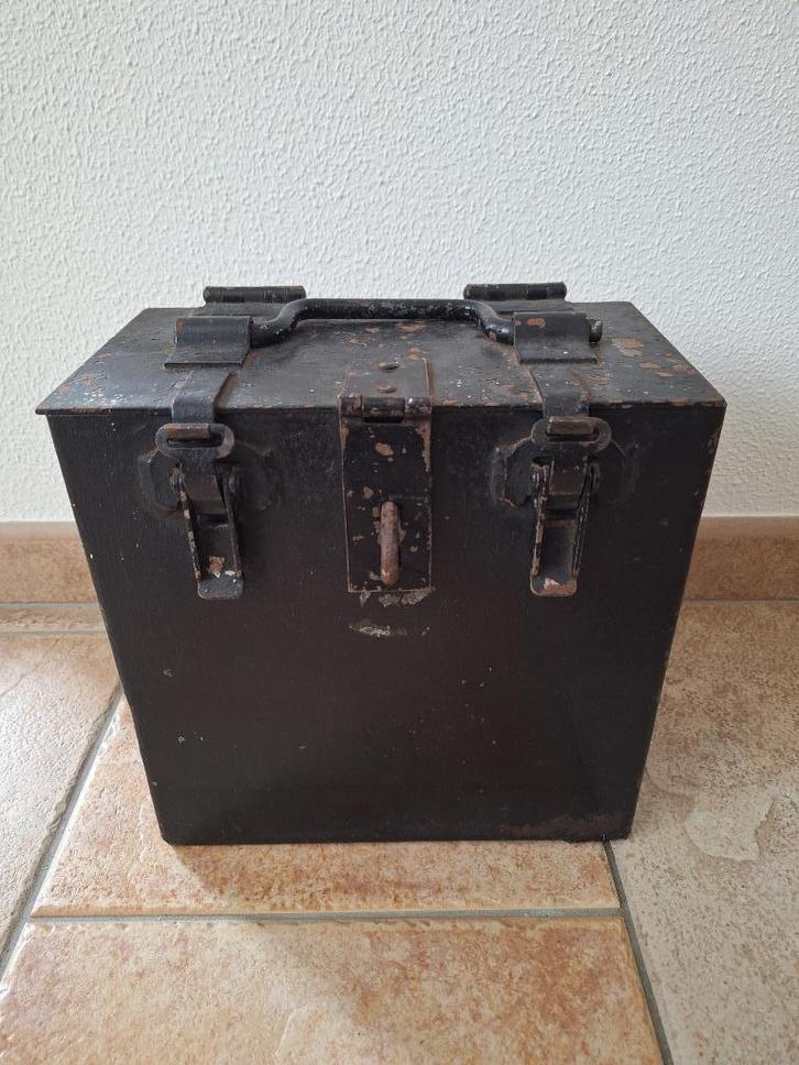 Leger kist-oude zwart metalen munitie kist, Verzamelen, Militaria | Algemeen, Landmacht, Kist of Geocache, Nederland, Ophalen