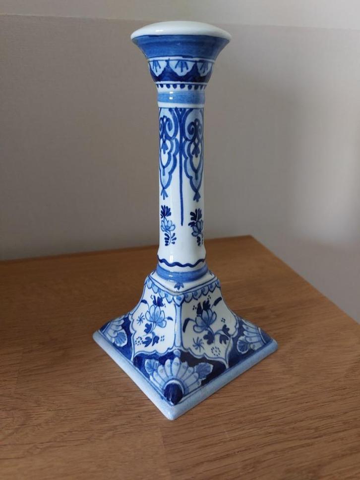 Rijk versierde kandelaar (Delfts blauw), Antiek en Kunst, Antiek | Kandelaars, Koper of Brons, Ophalen of Verzenden
