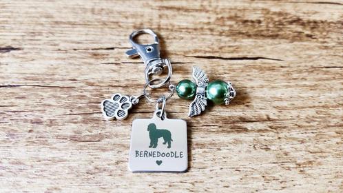 Sleutelhanger Bernedoodle RVS met beschermengeltje, Dieren en Toebehoren, Honden-accessoires, Nieuw, Verzenden