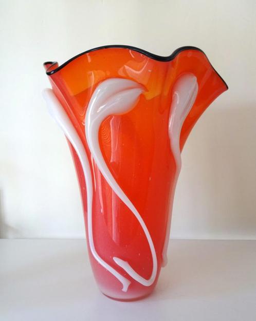 Glazen vaas oranje gestyleerde witte bloemen Murano 0695-g, Antiek en Kunst, Antiek | Glas en Kristal, Ophalen