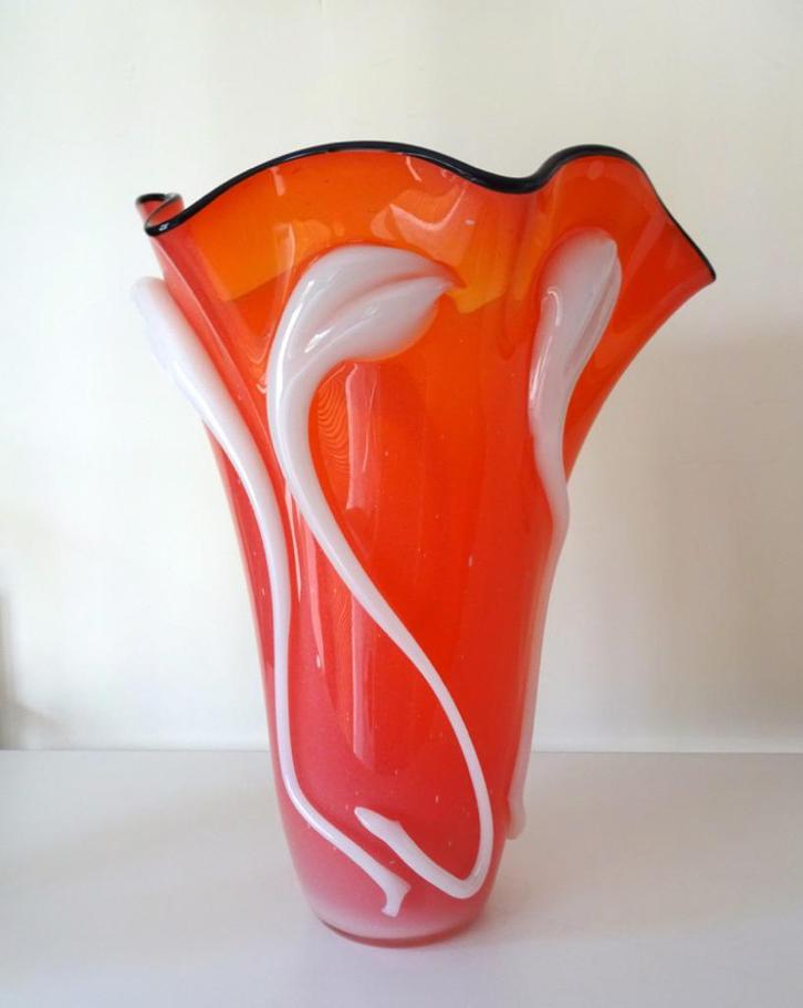 Glazen vaas oranje gestyleerde witte bloemen Murano 0695-g, Antiek en Kunst, Antiek | Glas en Kristal, Ophalen