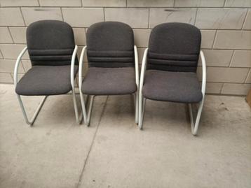 3 Grijze Stoffen Stoelen - Prima Zitcomfort! beschikbaar voor biedingen