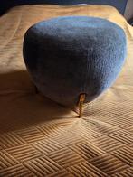 Zacht groene poef / voetenbank met gouden poten, Gebruikt, 50 tot 75 cm, Ophalen of Verzenden, Ovaal