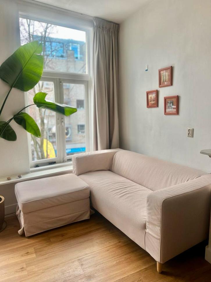 IKEA Klippan bank + Ektorp poef beige bekleed, Huis en Inrichting, Banken | Bankstellen, Zo goed als nieuw, Rechte bank, Tweepersoons